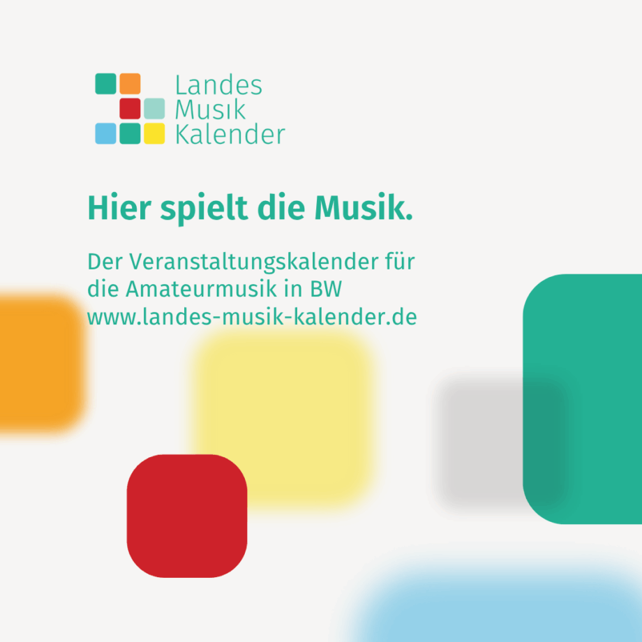 Grafik mit dem Logo des „Landes Musik Kalenders“ bestehend aus bunten Quadraten und dem Schriftzug „Landes Musik Kalender“. In der Mitte steht in grüner Schrift: „Hier spielt die Musik.“ Darunter: „Der Veranstaltungskalender für die Amateurmusik in BW www.landes-musik-kalender.de“ Im Hintergrund sind farbige, weich verschwommene Formen in Gelb, Rot, Blau, Orange, Grau und Türkis zu sehen.