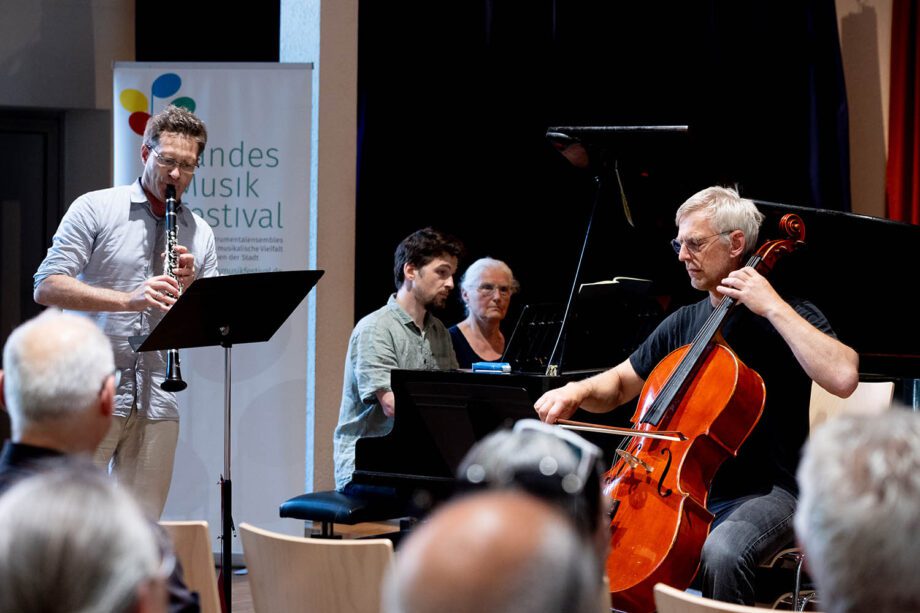 Konzertmoment beim Landes-Musik-Festival 2026: Ein Kammermusiktrio präsentiert seine Musik auf einer Bühne vor aufmerksamem Publikum.