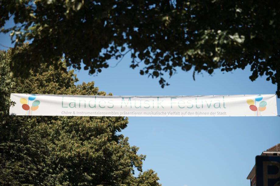 Banner des Landes-Musik-Festivals über einer Straße in der Gastgeberstadt in Baden-Württemberg.