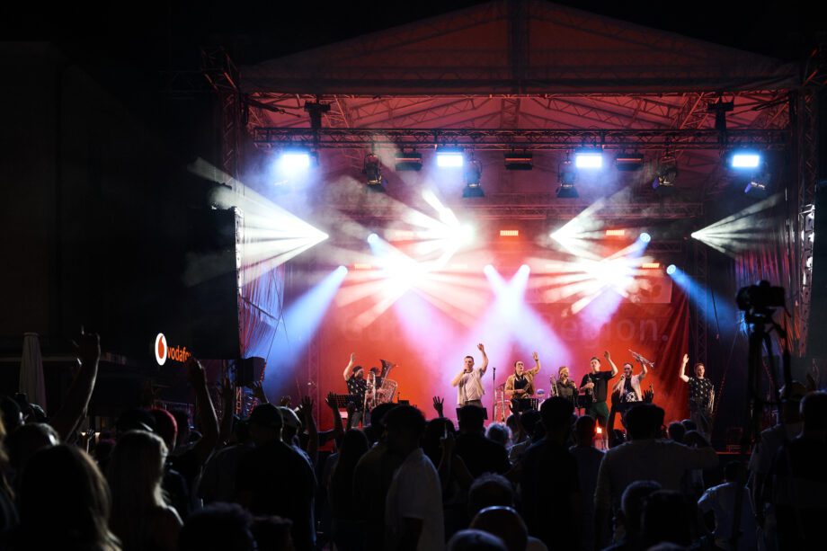 Abendkonzert beim Landes-Musik-Festival mit Brassband auf einer Open-Air-Bühne vor begeistertem Publikum.