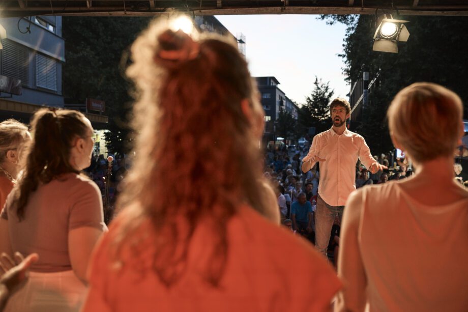 Chor auf Outdoor-Bühne des Landes-Musik-Festivals